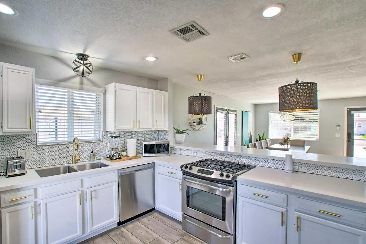 Charming Phoenix Home With Patio About 3 Miles To Dtwn! Holiday home