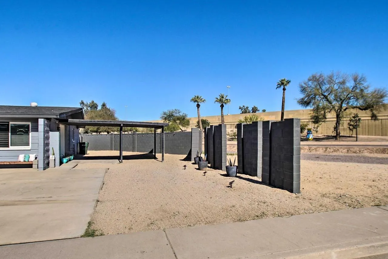 Charming Phoenix Home With Patio About 3 Miles To Dtwn!